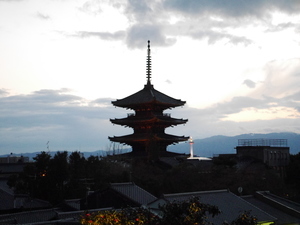 八坂の塔と京都タワー(20190620)